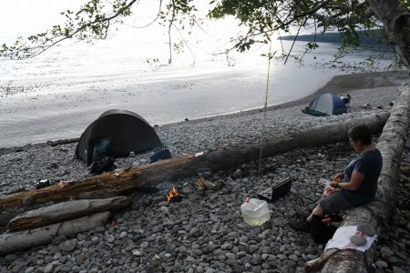 Ons kampement op de keien van Sombrio Beach